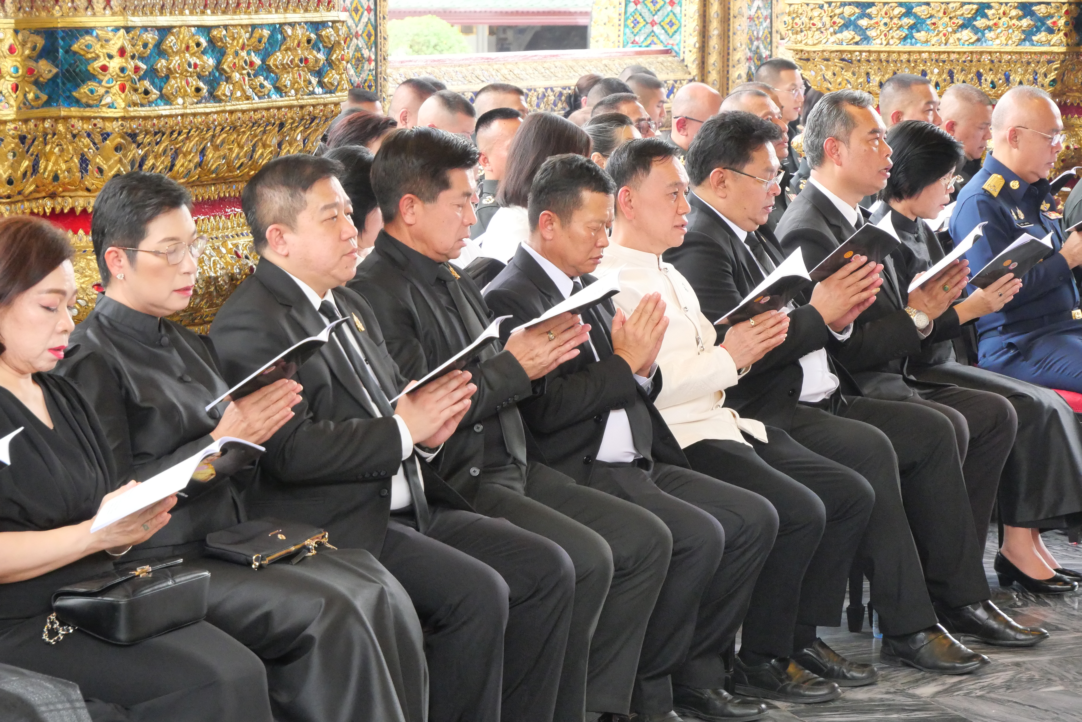 title - ส.ป.ก. ร่วมพิธีสวดพระพุทธมนต์ และเจริญจิตตภาวนาอุทิศถวายพระราชกุศลแด่ สมเด็จพระนางเจ้าสิริกิติ์ พระบรมราชินีนาถ พระบรมราชชนนีพันปีหลวง ณ พระอุโบสถวัดพระศรีรัตนศาสดาราม